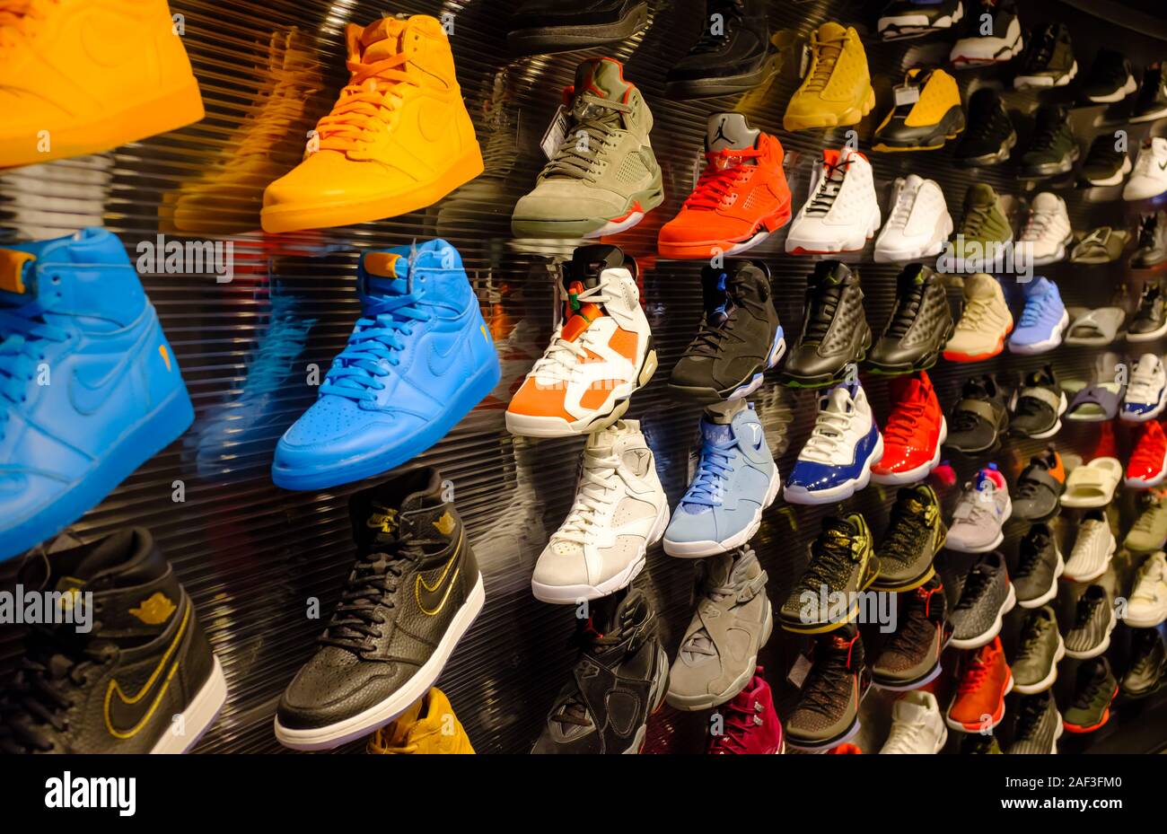 paño Espectador condensador Singapur 21 Jan 2017: Nike zapatillas de baloncesto Jordan series mostrar  en shopping mall Fotografía de stock - Alamy