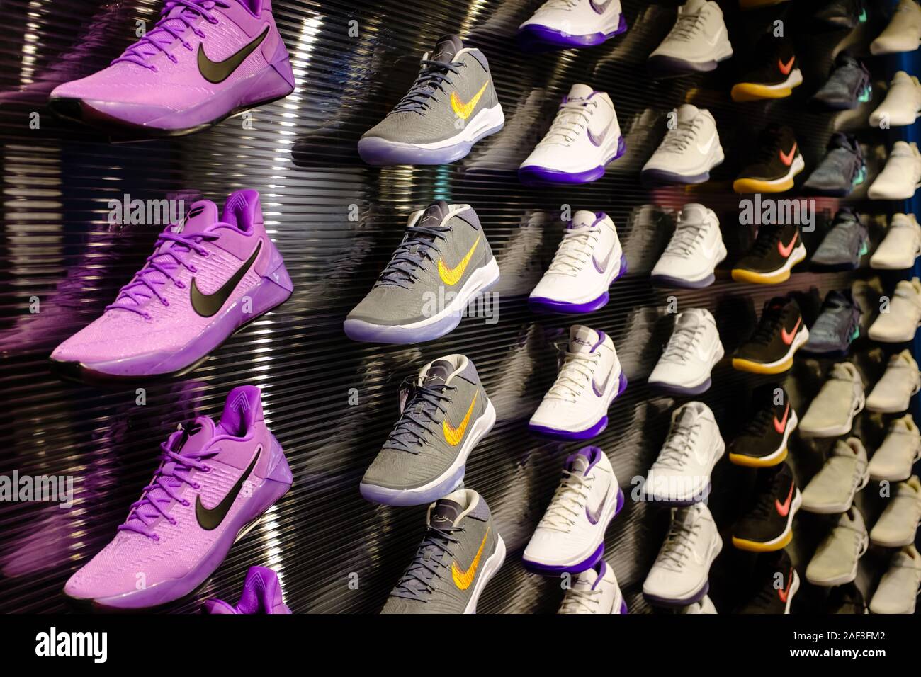 Singapur 21 Jan 2017: zapatos Nike Kobe series mostrar en shopping mall  Fotografía de stock - Alamy