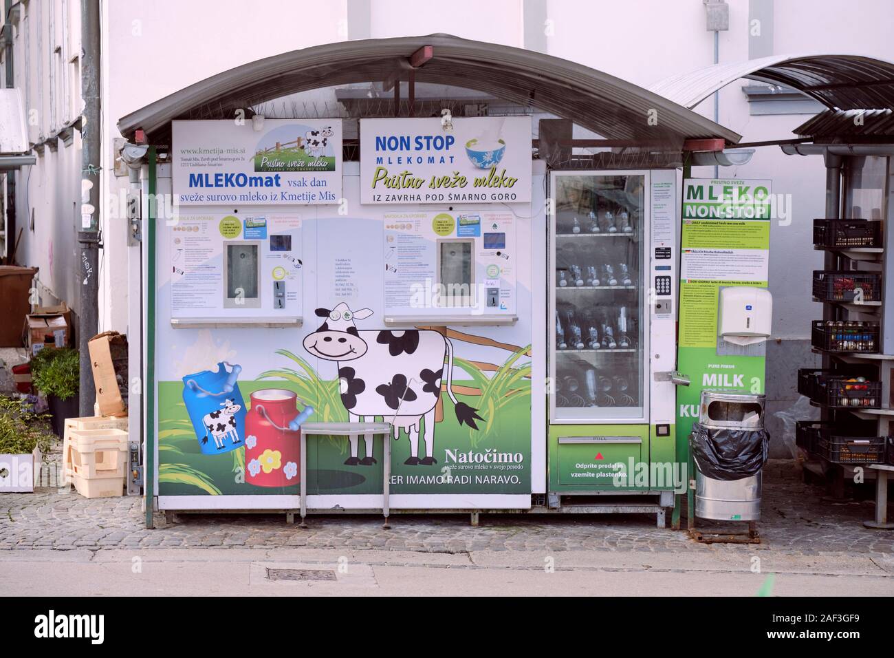 Máquina expendedora de leche fresca en el centro de Ljubljana, Eslovenia  Fotografía de stock - Alamy
