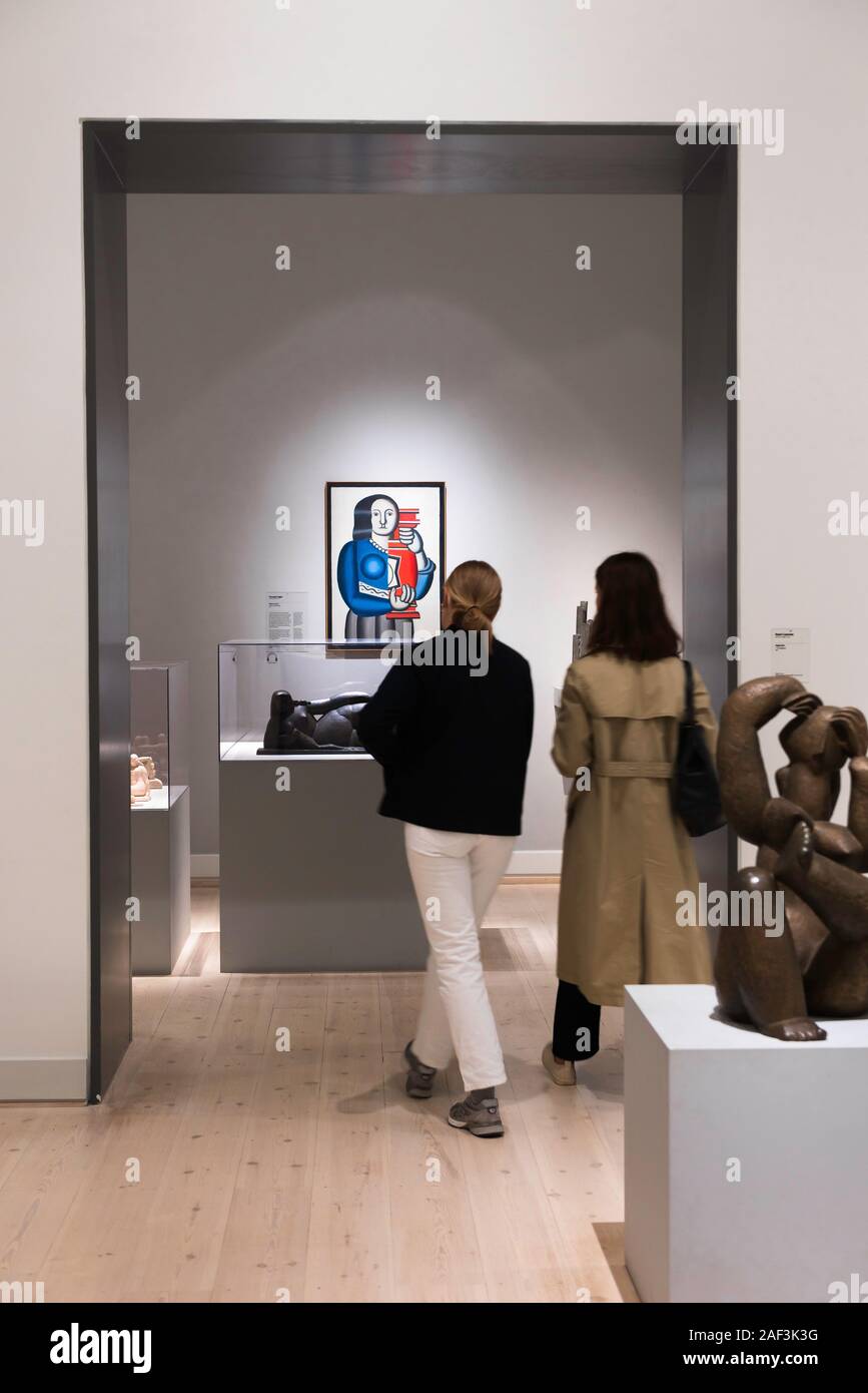 Fernand Léger arte, vista trasera de dos mujeres jóvenes acercándose a la mujer con un jarrón (1924) de Fernand Léger en el Statens Museum Kunst, Copenhague, Dinamarca. Foto de stock