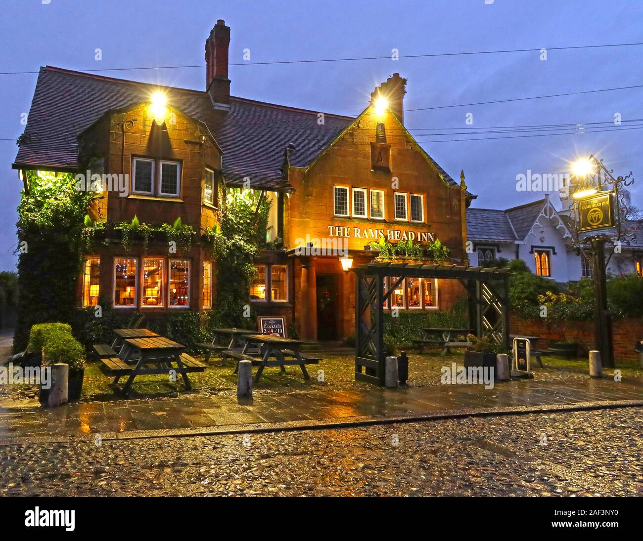 Rams Head Pub y adoquinada, Church Lane, Grappenhall Village, en Warrington, Cheshire, Inglaterra, Reino Unido, WA4 3EP, Foto de stock