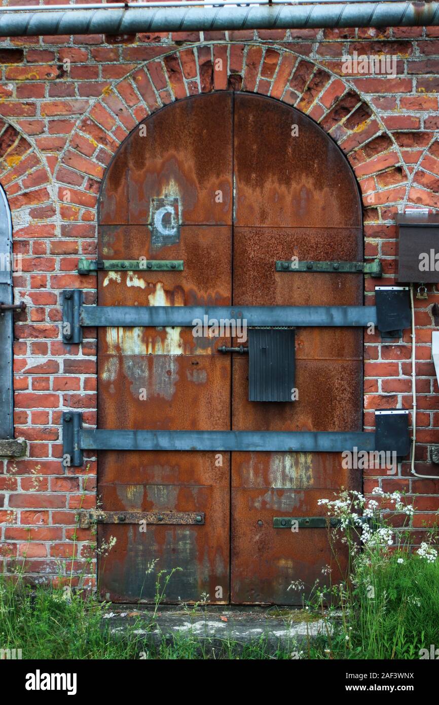 Rusty bunker puerta en Vallisaari, ex militares isla con algunas fortificaciones, en Helsinki, Finlandia Foto de stock