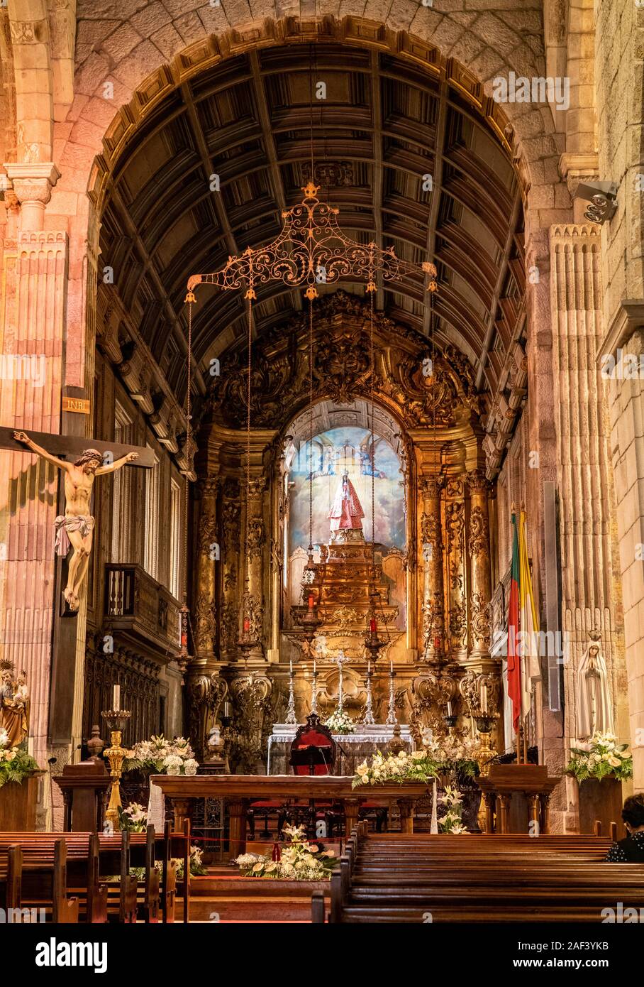 Guimaraes, Portugal - 18 de agosto de 2019: Interior y el altar de la Igreja de Nossa Senhora da Oliveira Foto de stock