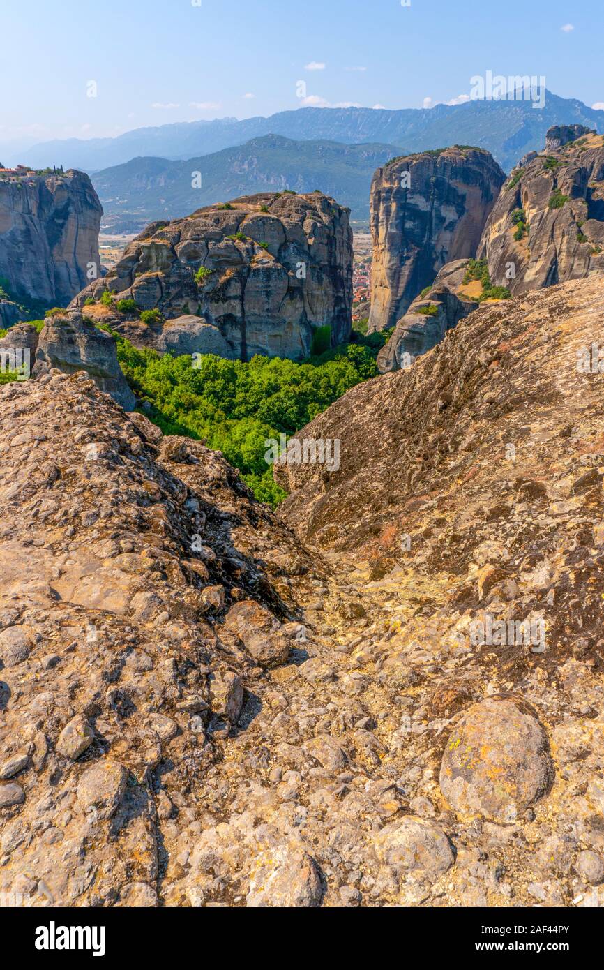 Montañas y árboles contra el cielo azul de Grecia verticalmente Foto de stock