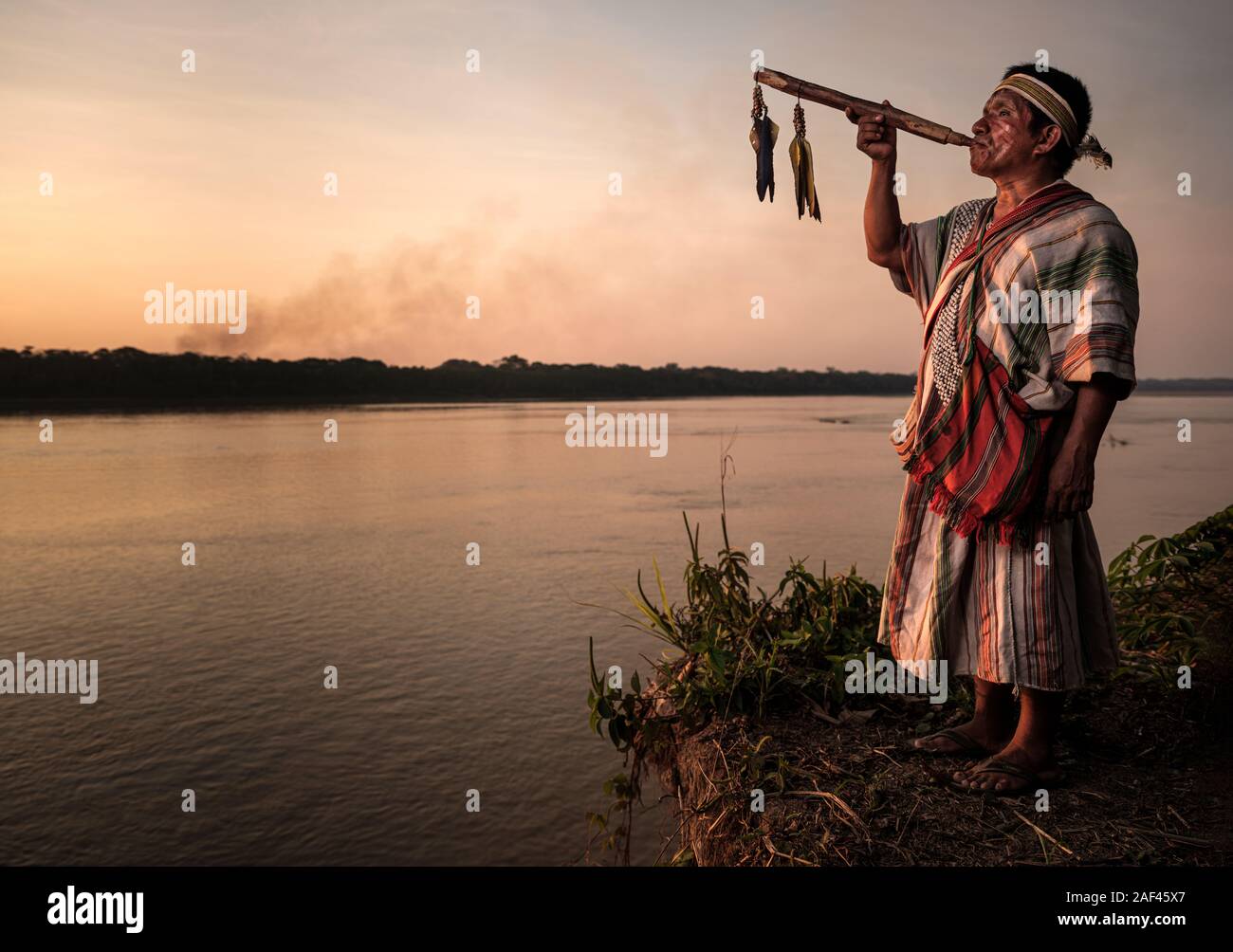 PUERTO MALDONADO, PERÚ - CIRCA SEPTIEMBRE 2019: Retrato de un chamán de la tribu Machiguenga en la Amazonía Peruana. Foto de stock