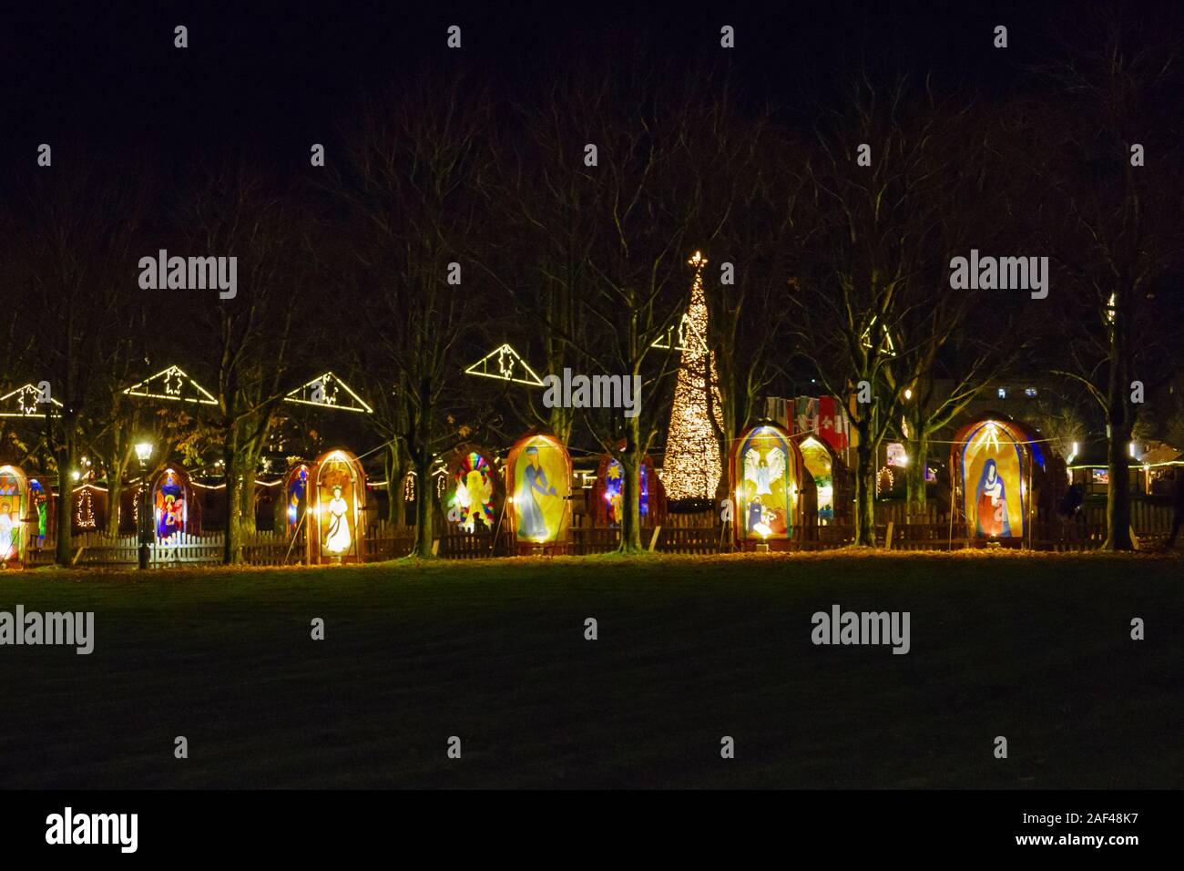 Baden-Baden Weihnachtsmarkt mit einer Allee aus bunten, leuchtenden Glasfenster Foto de stock