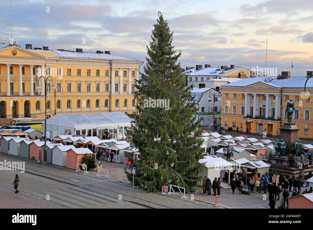 Helsinki Mercado navideño en la Plaza del Senado en frente de la Catedral de Helsinki en diciembre por la tarde. Helsinki, Finlandia. El 10 de diciembre de 2019. Foto de stock
