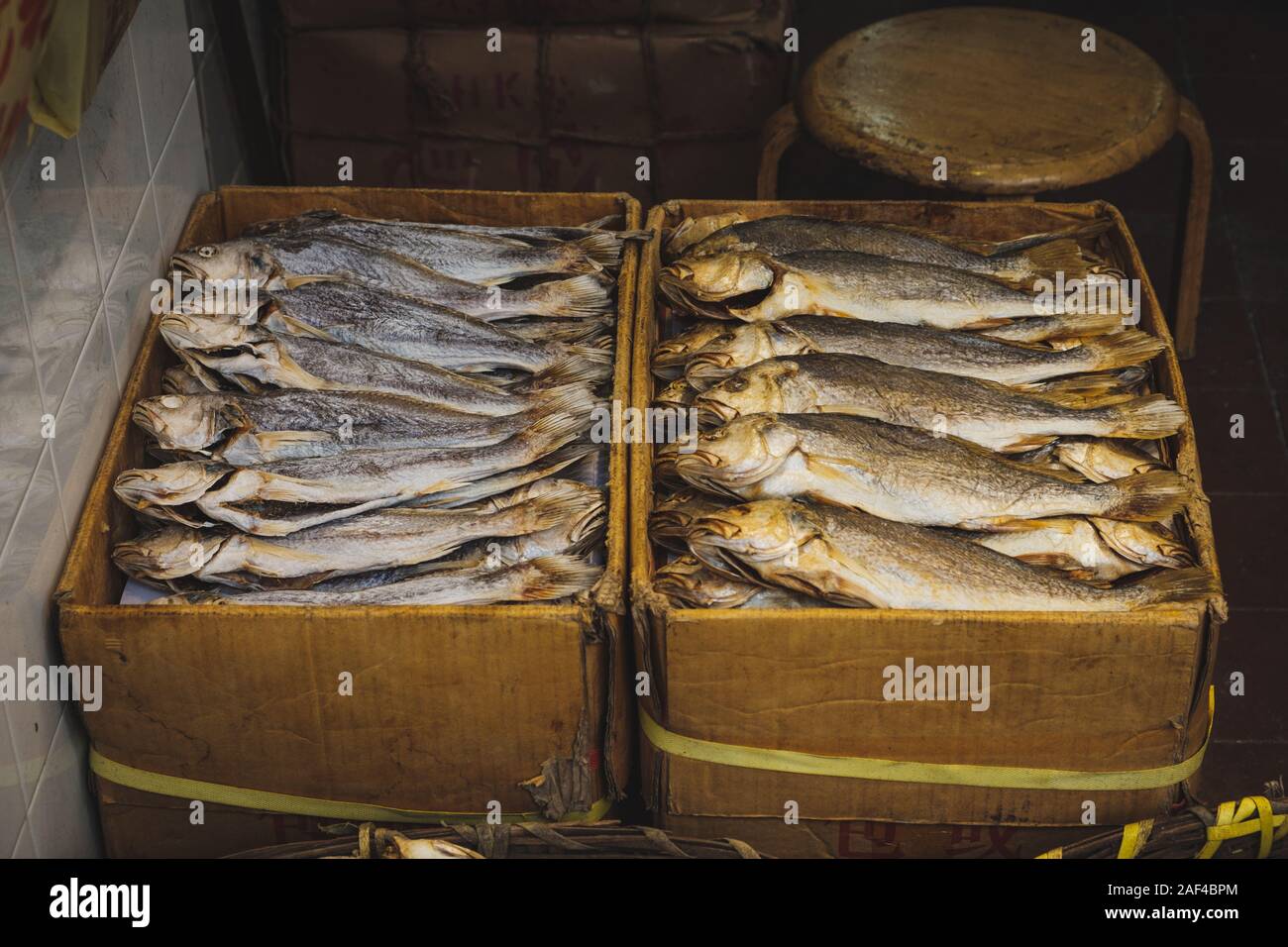 Los peces en cajas, pescado seco en la calle en el mercado de alimentos Foto de stock