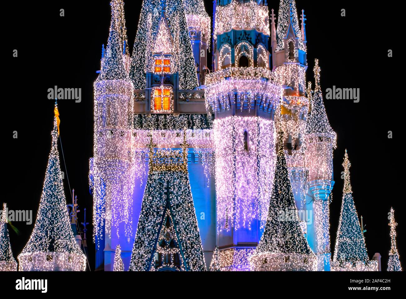 Orlando, Florida. Diciembre 05, 2019 . Vista parcial de Cinderella Castle con decoración de Navidad en Magic Kingdom Foto de stock