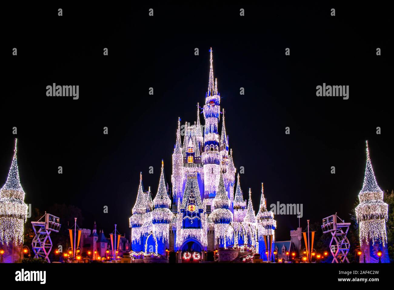 Orlando, Florida. Diciembre 05, 2019 . Vistas panorámicas del Castillo de Cenicienta iluminado en temporadas de Navidad en Magic Kingdom Foto de stock