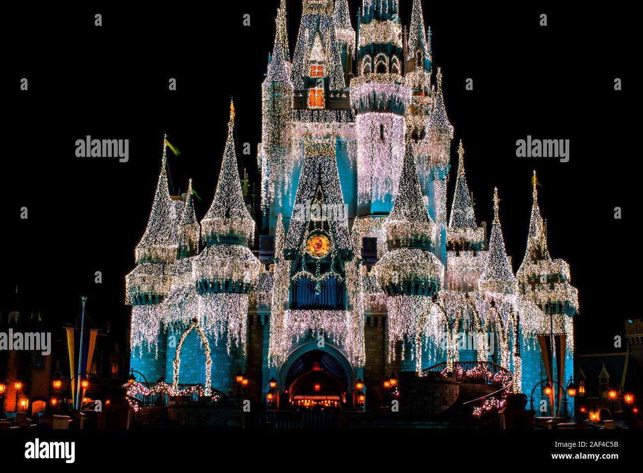 Orlando, Florida. Diciembre 05, 2019 . Vista parcial de Cinderella Castle con decoración de Navidad en Magic Kingdom Foto de stock