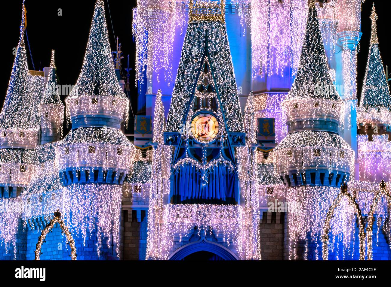 Orlando, Florida. Diciembre 05, 2019 . Vista parcial de Cinderella Castle con decoración de Navidad en Magic Kingdom Foto de stock
