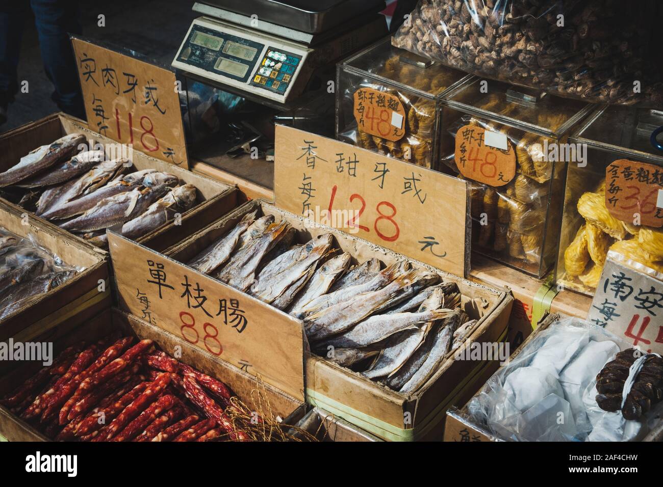 El pescado y las salchichas para venta en la calle en el mercado de alimentos en Hong Kong China Foto de stock