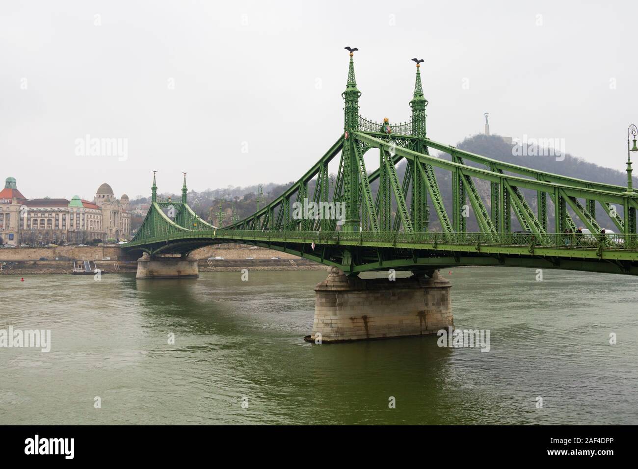 Libertad Puente Szabadsag verde, Hid, sobre el río Danubio, Budapest, Hungría. Diciembre de 2019 Foto de stock