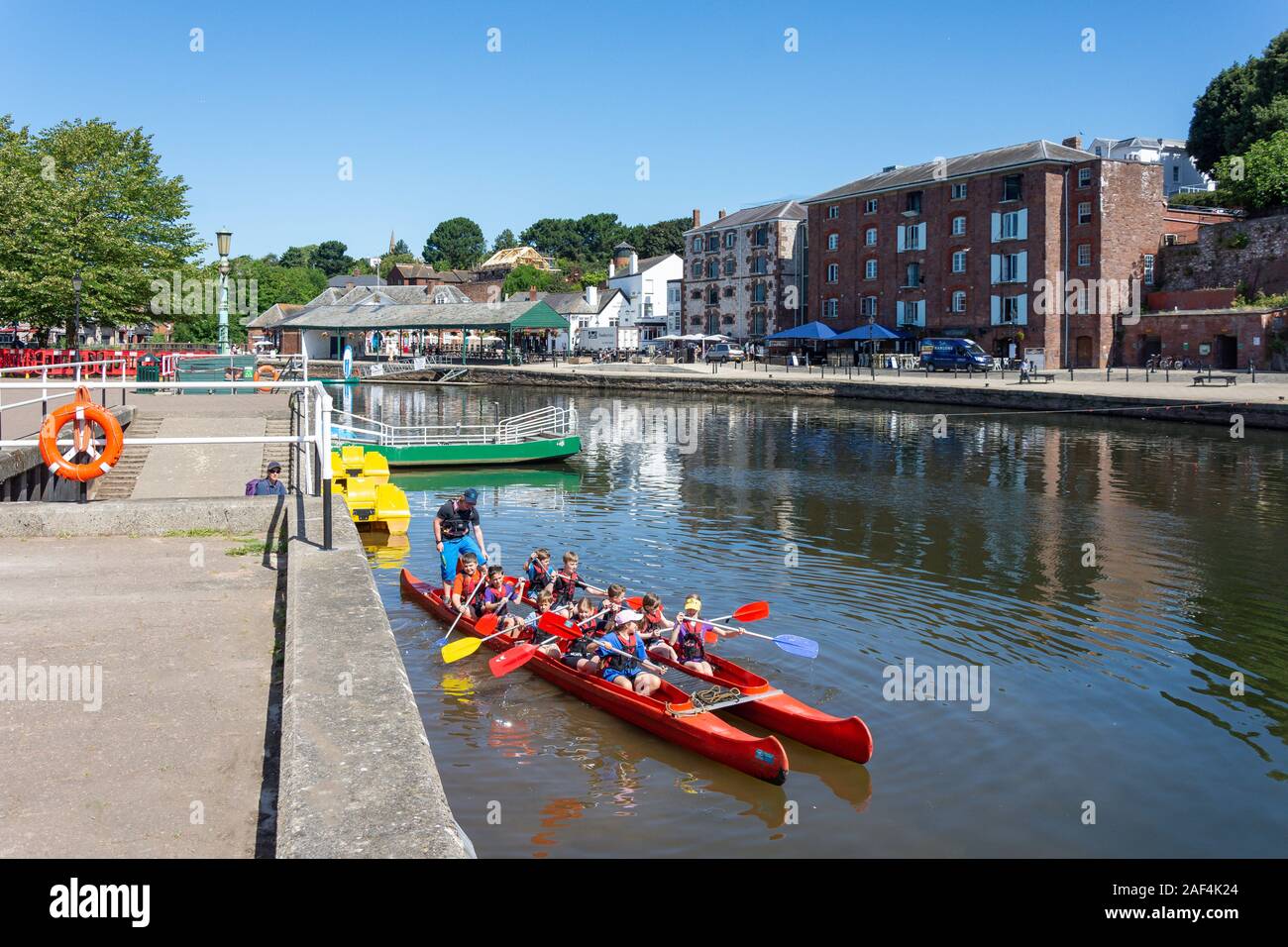 Los niños en botes por el Río Exe en Exeter Quayside, Exeter, Devon, Inglaterra, Reino Unido Foto de stock