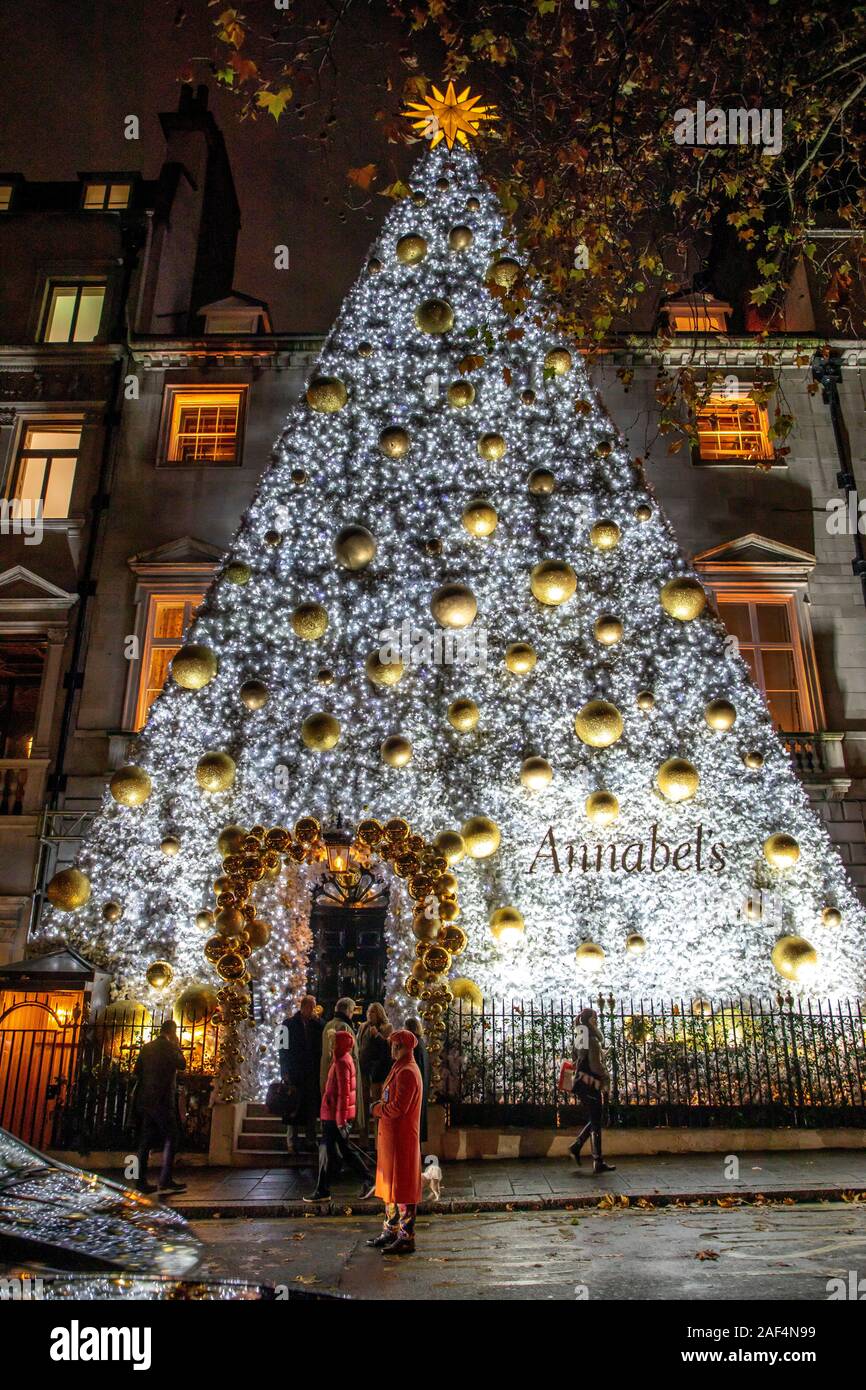 Annabel's, Berkeley Square, club privado, restaurante, bar, elaborar la decoración navideña en la fachada, Londres, Gran Bretaña Foto de stock