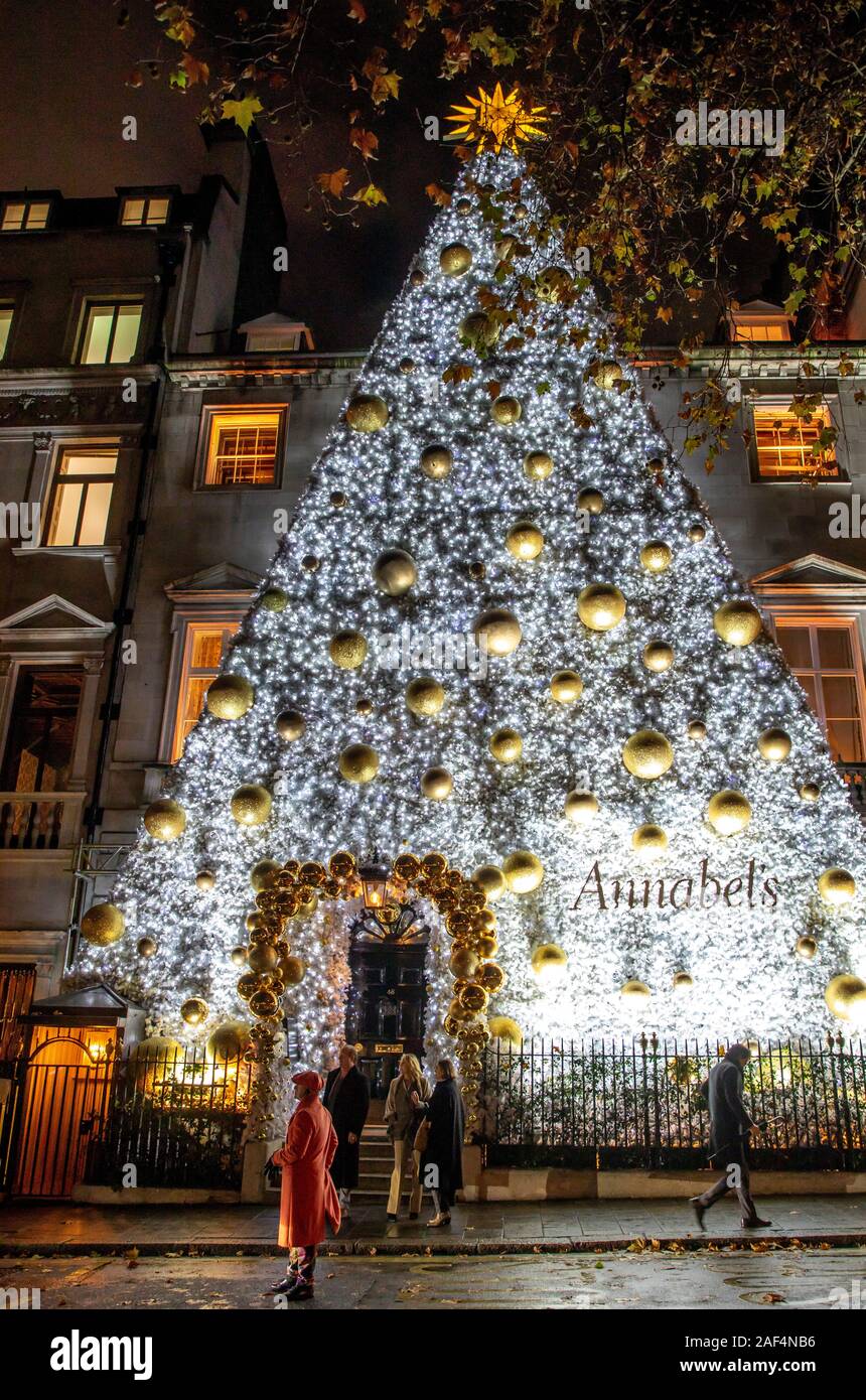 Annabel's, Berkeley Square, club privado, restaurante, bar, elaborar la decoración navideña en la fachada, Londres, Gran Bretaña Foto de stock