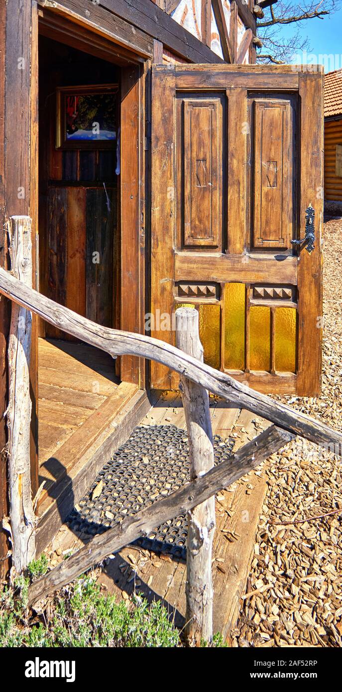 Puerta de madera rústica con barandas Fotografía de stock - Alamy