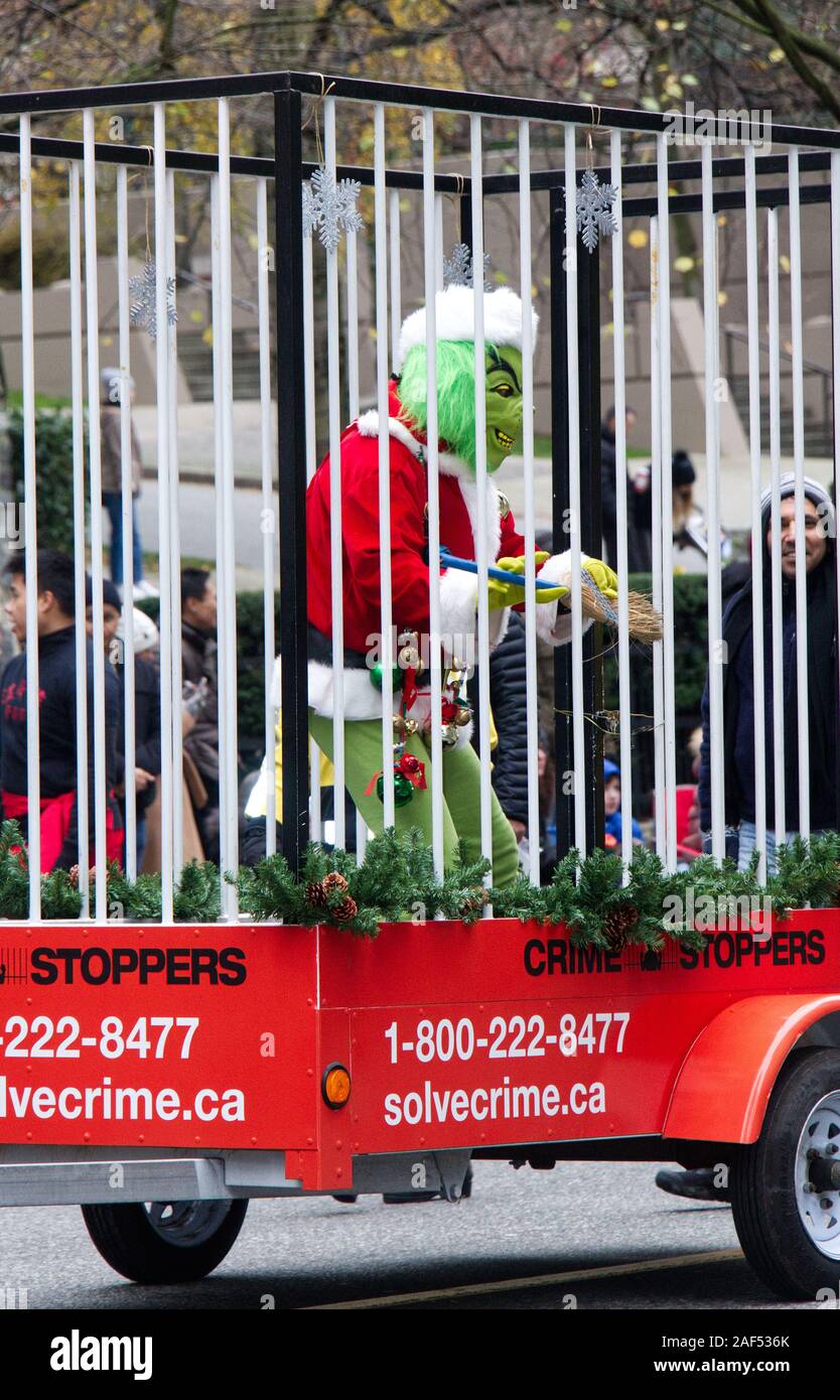 Vancouver, Canadá - Diciembre 1, 2019: el personaje de la famosa película "Cómo el Grinch robó la Navidad' está bloqueada en la canastilla. Foto de stock
