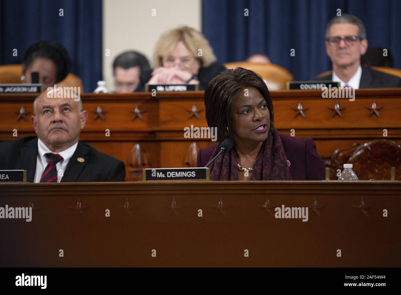 Washington, Distrito de Columbia, Estados Unidos. 12 dic, 2019. El representante de los Estados Unidos, Val Demings (Demócrata de Florida) habla como el Comité de la Cámara de EEUU sobre la judicatura marcas Casa Resolución 755, artículos de la acusación contra el presidente Donald J. Trump, en Longworth House Office Building en Washington, DC el jueves, 12 de diciembre de 2019. Crédito: Stefani Reynolds/CNP/Zuma alambre/Alamy Live News Foto de stock