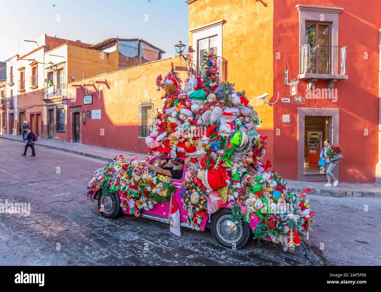 San Miguel de Allende, Guanajuato, Mexico - Nov 25, 2019: el hombre que  conducía un Volkswagen, cubierta de juguetes de Navidad, conducir alrededor  de la ciudad, dando caramelos a ch Fotografía de stock - Alamy