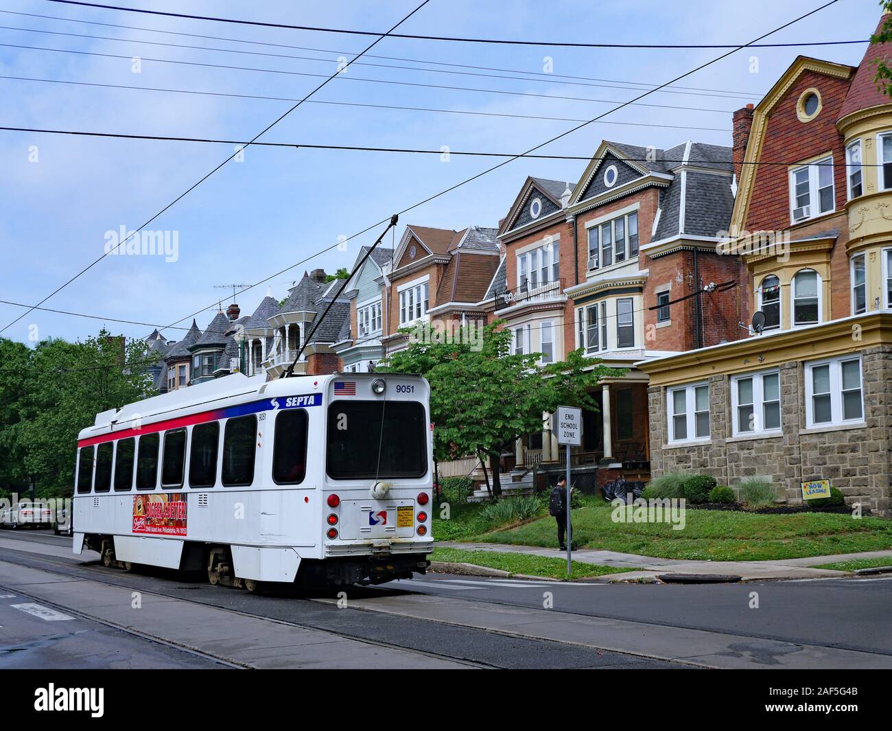 PHILADELPHIA - Mayo 2019: Trolley corriendo en pistas proporcionan transporte público cerca de la Universidad de Pennsylvania. Foto de stock