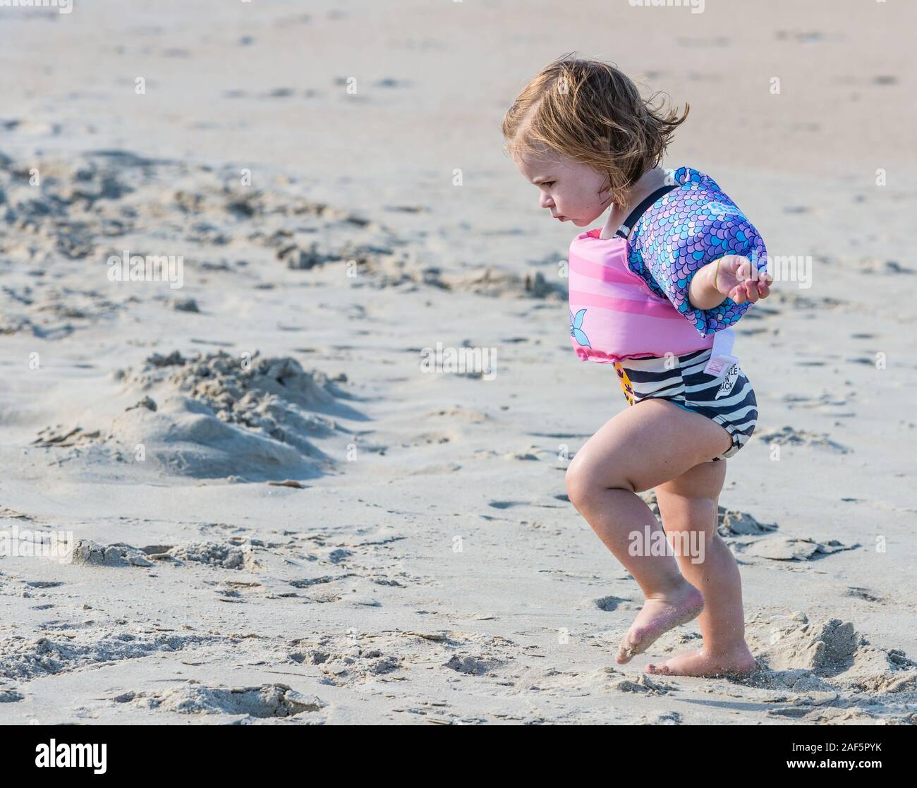 Avon, Outer Banks, Carolina del Norte. Dos-año-viejo decide que es hora de irse a casa. (Modelo liberado) Foto de stock