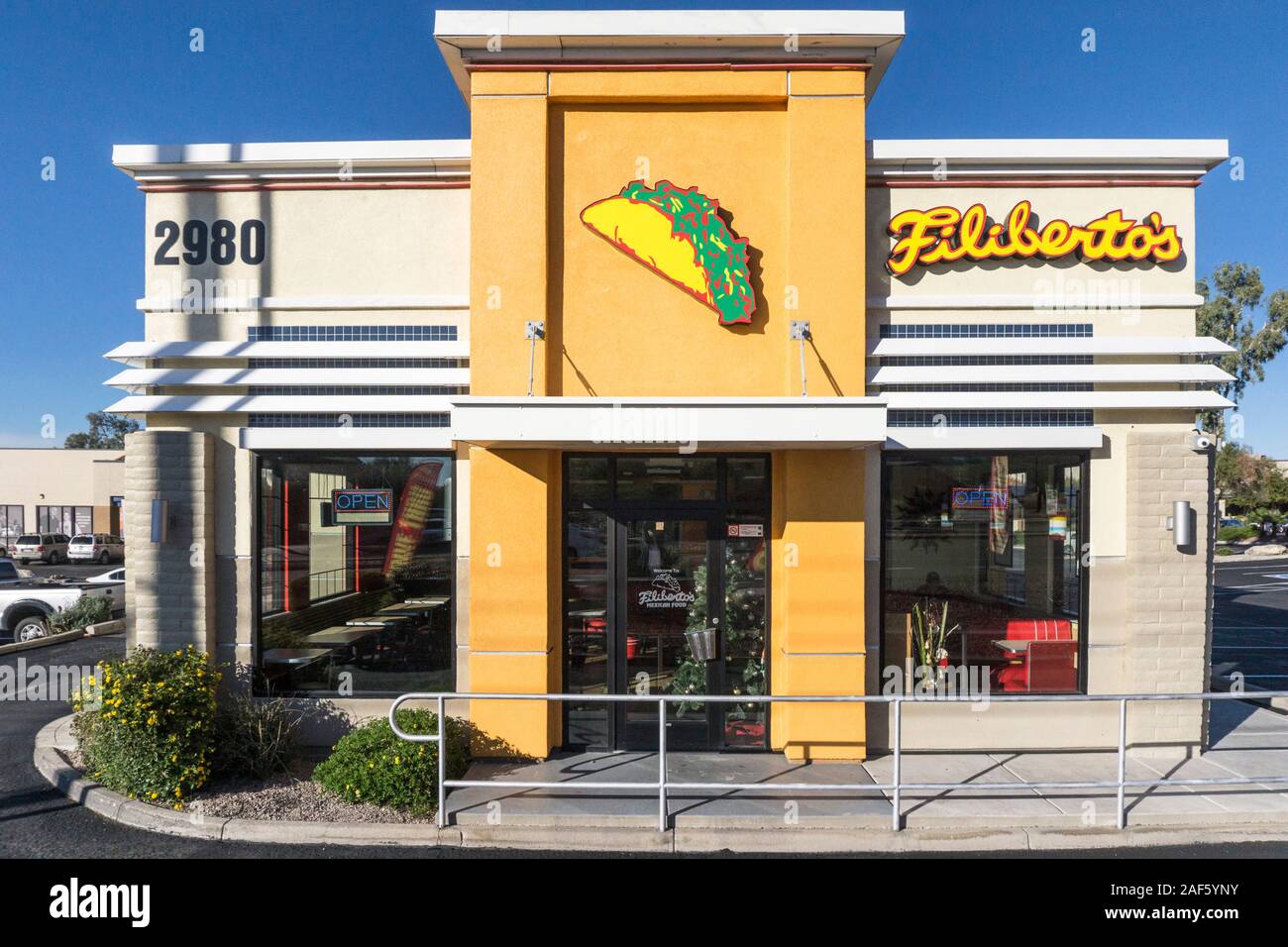Colorido Filibertos entrada al restaurante de cadena mexicana en West Ina Road Tucson, Arizona; amarillo vibrante entrada pylon centros logotipo icónico sobre puertas Foto de stock