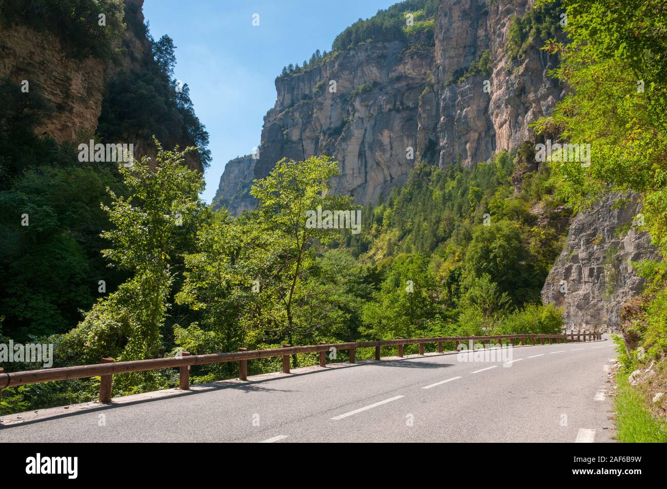D28 carretera escénica pasando por las Gorges du Cians, Alpes-Maritimes (06), Provence-Alpes-Côte d'Azur, Francia Foto de stock