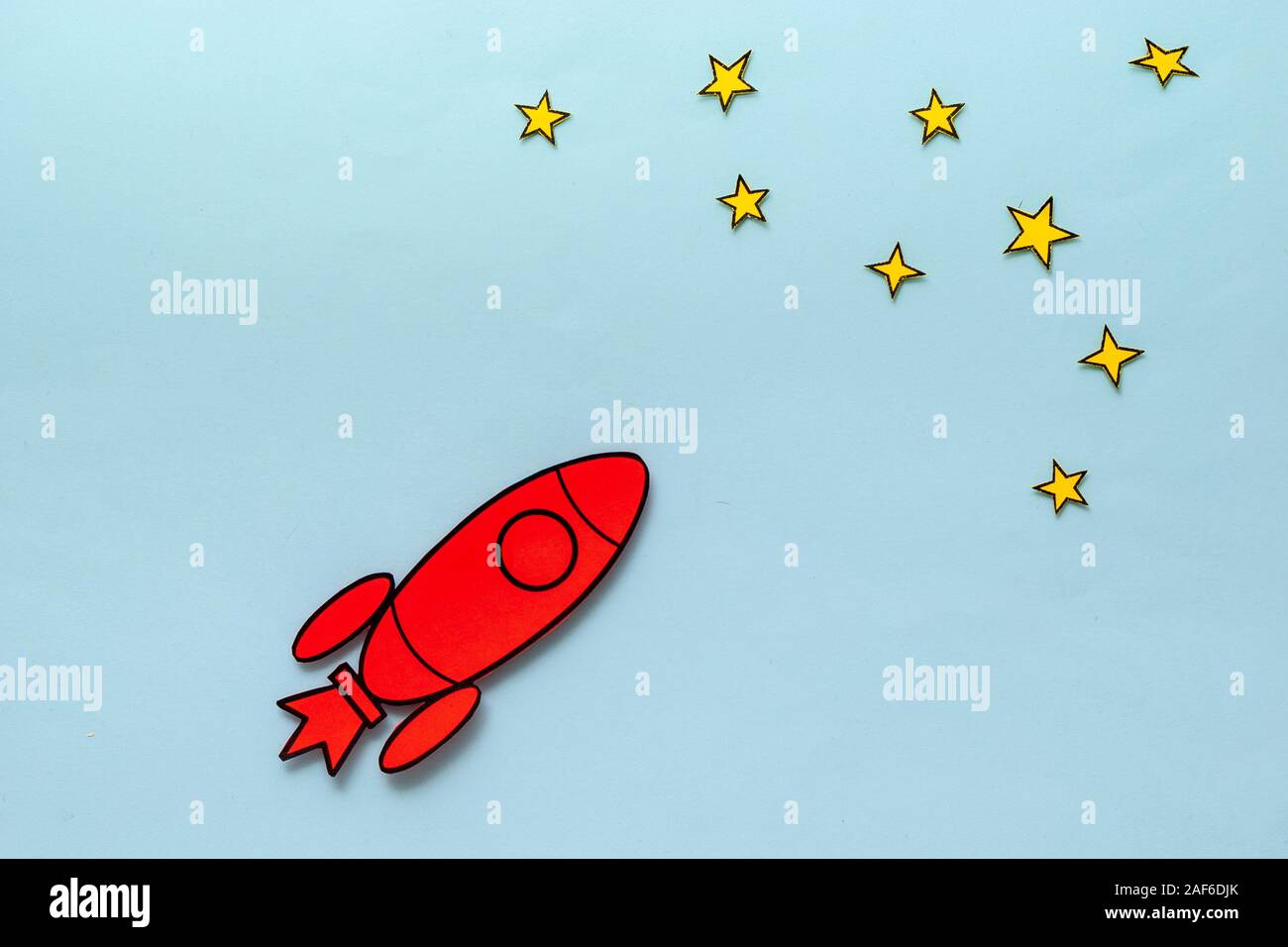Colorido red rocket zoom a través del espacio en un concepto de la ambición y el éxito Foto de stock