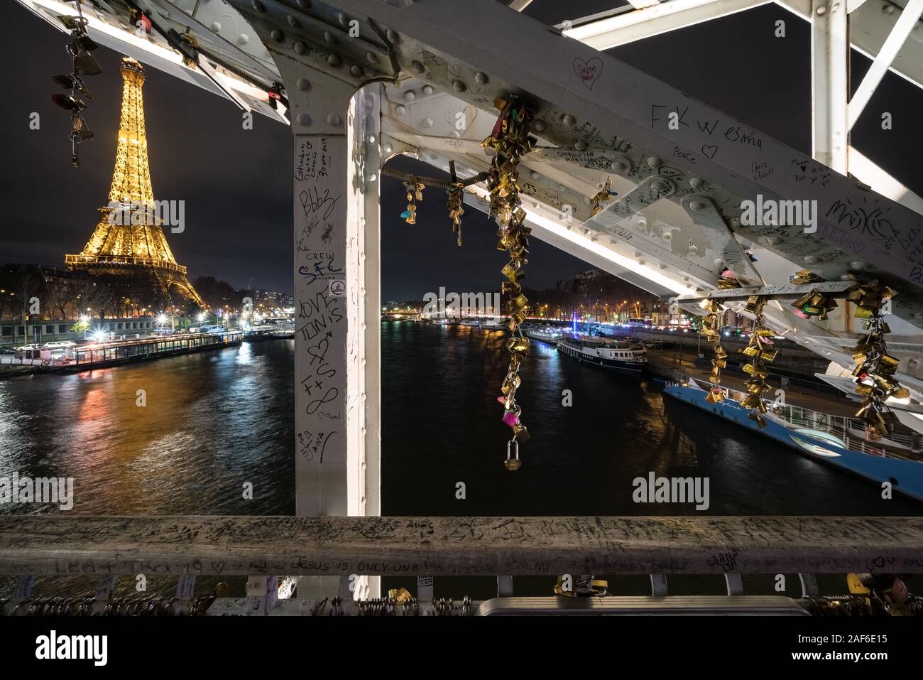 Las esclusas de amor y la torre Eiffel en París, Francia Foto de stock