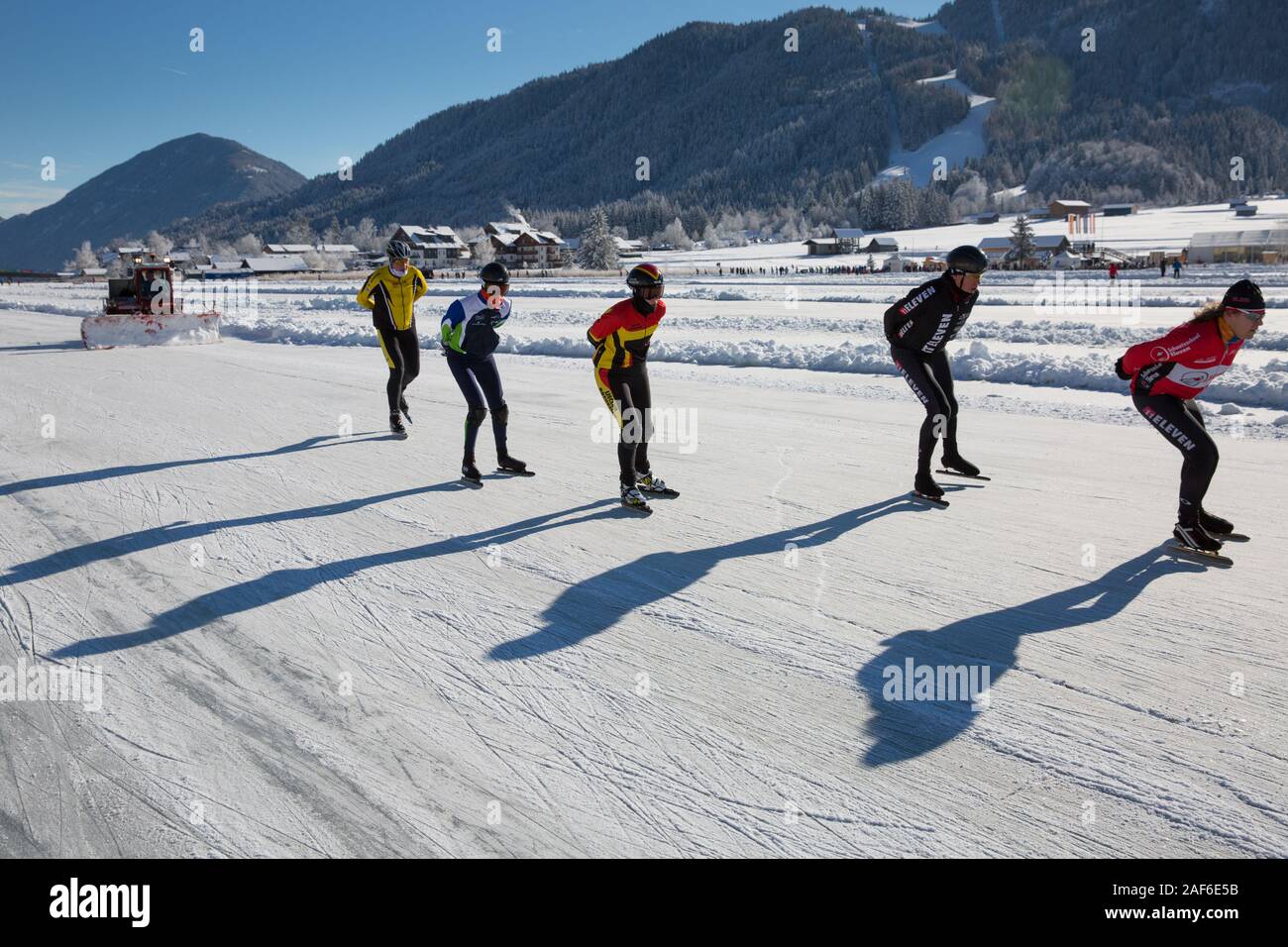 Los turistas disfrutar del patinaje sobre hielo en el lago congelado. Para la preparación de hielo a patinar sobre hielo con la nieve, más clara lago Weissensee, Carintia, Alpes, Austria Foto de stock