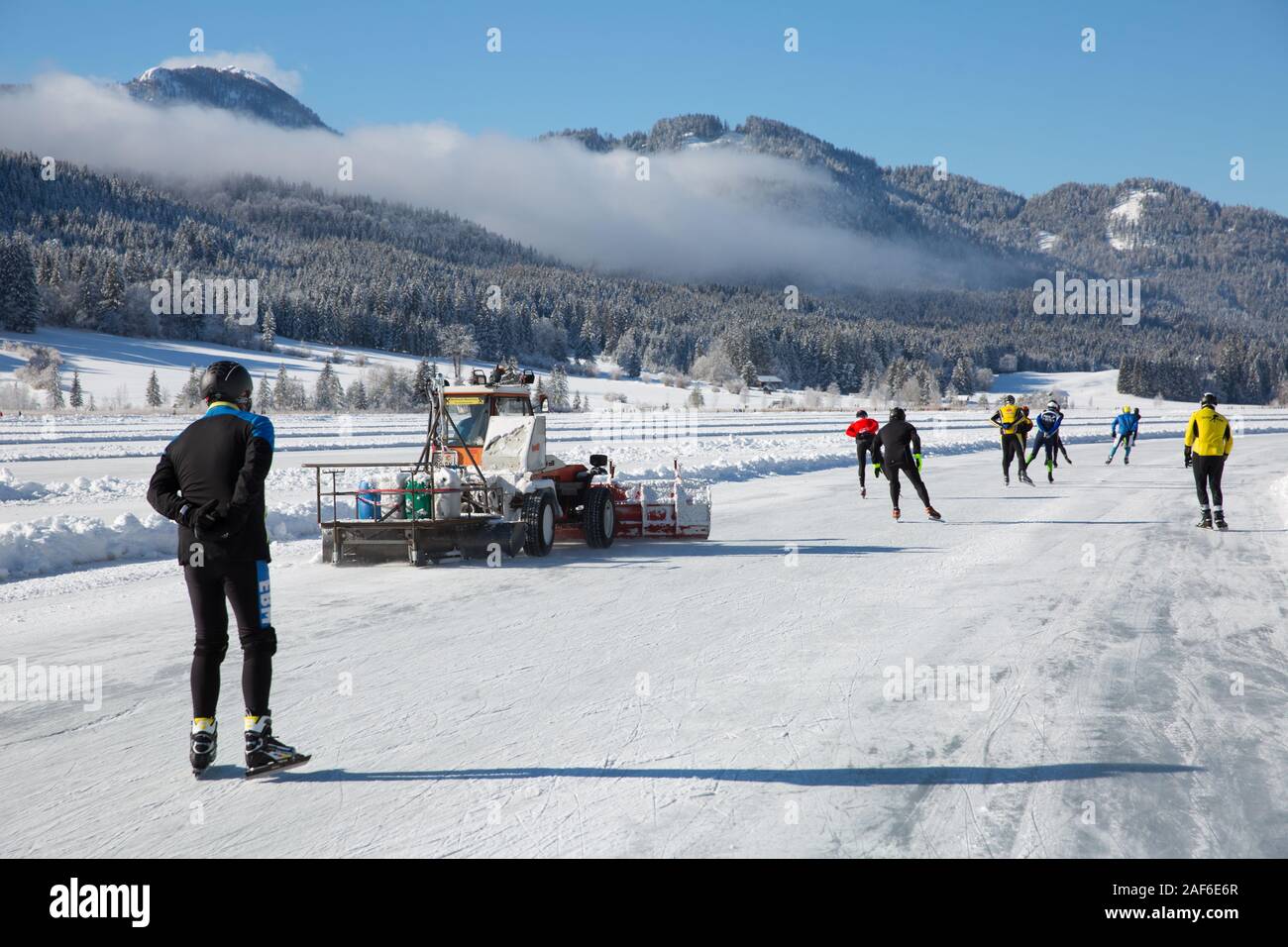 Los turistas disfrutar del patinaje sobre hielo en el lago congelado. Para la preparación de hielo a patinar sobre hielo con la nieve, más clara lago Weissensee, Carintia, Alpes, Austria Foto de stock