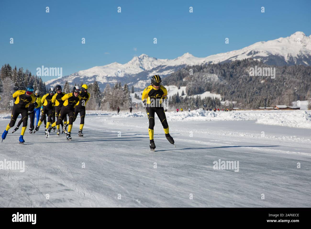 Patinar sobre hielo en el lago, en un hermoso paisaje de invierno.Campeonato velocidad Ice Marathon -patinaje sobre hielo natural, lago Weissensee, Austria Foto de stock