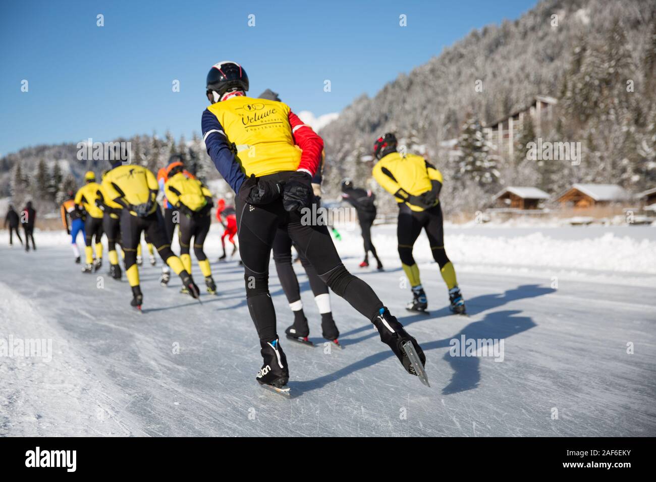 Patinar sobre hielo en el lago, en un hermoso paisaje de invierno.grupo de hombres Campeonato velocidad Ice Marathon -patinaje sobre hielo natural, lago Weissensee, Austria Foto de stock
