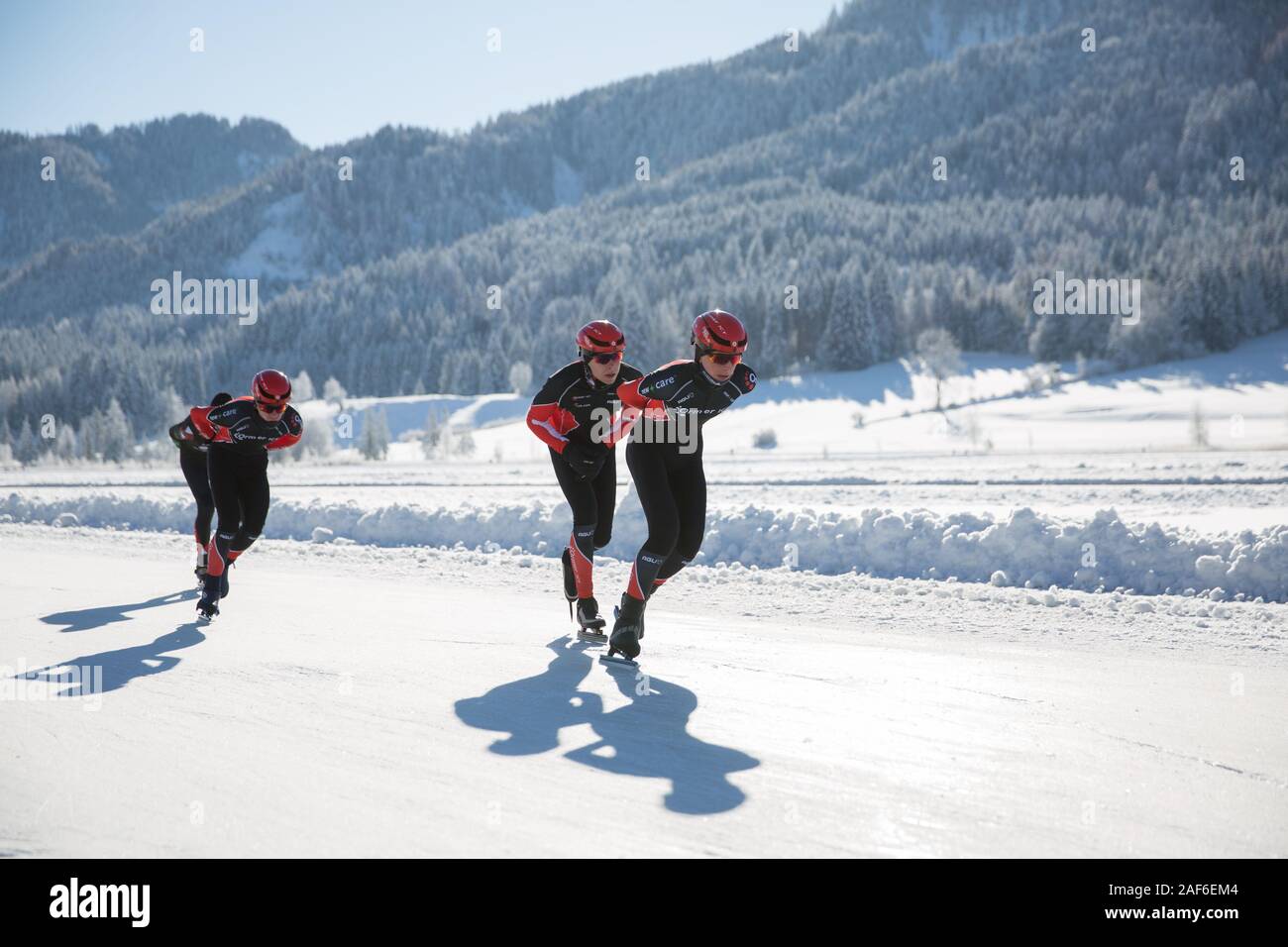 Patinar sobre hielo en el lago, en un hermoso paisaje de invierno.grupo de hombres Campeonato velocidad Ice Marathon -patinaje sobre hielo natural, lago Weissensee, Austria Foto de stock