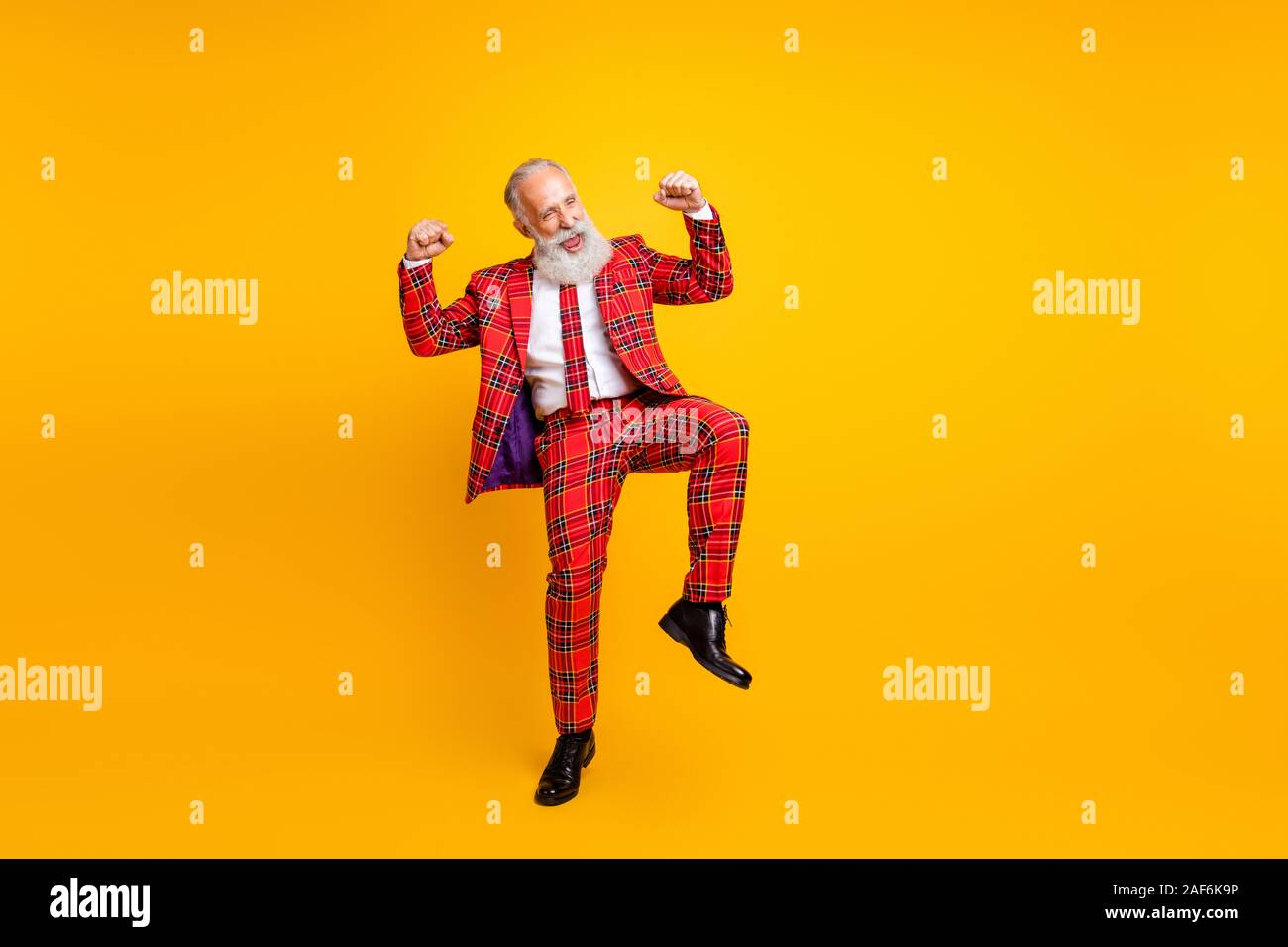 Foto De Tamano Completo Cool Elegante Abuelo Guy Novio Hombre Soltero Despedida De Soltero Gana Concurso De Boda Vestido Rojo Traje De Chaqueta Pantalon Corbata Amarillo Aislado Fotografia De Stock Alamy