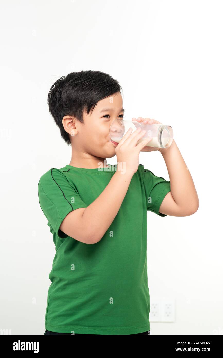 Asian muchacho bonito beber la leche Foto de stock