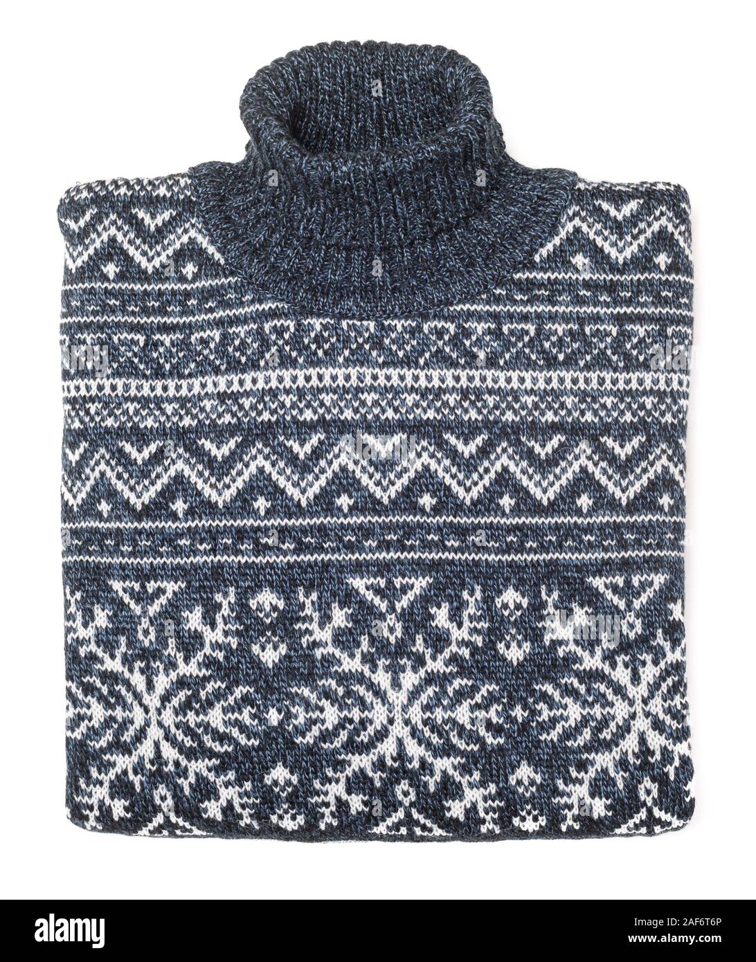 Tejido azul Navidad suéter cuello tortuga o Suéter de diseño tradicional  con blanco escandinavo ornamento geométrico sentó plegada sobre fondo  blanco Fotografía de stock - Alamy