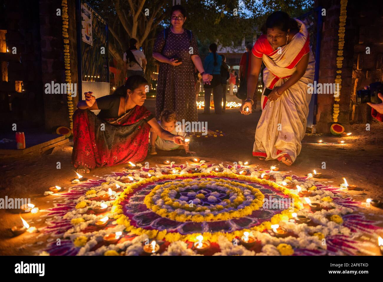 TAMIL NADU, India - Diciembre 2019: festival de luces Deepam en aspiración,  una comunidad de Auroville Fotografía de stock - Alamy