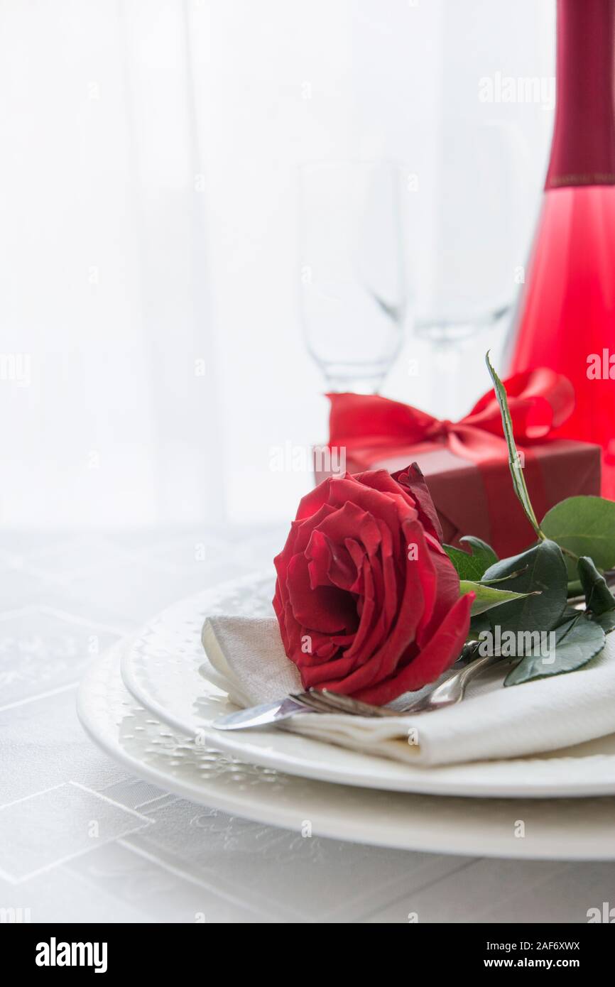 Fiestas o cenas románticas con rosas rojas y champagne. Invitación