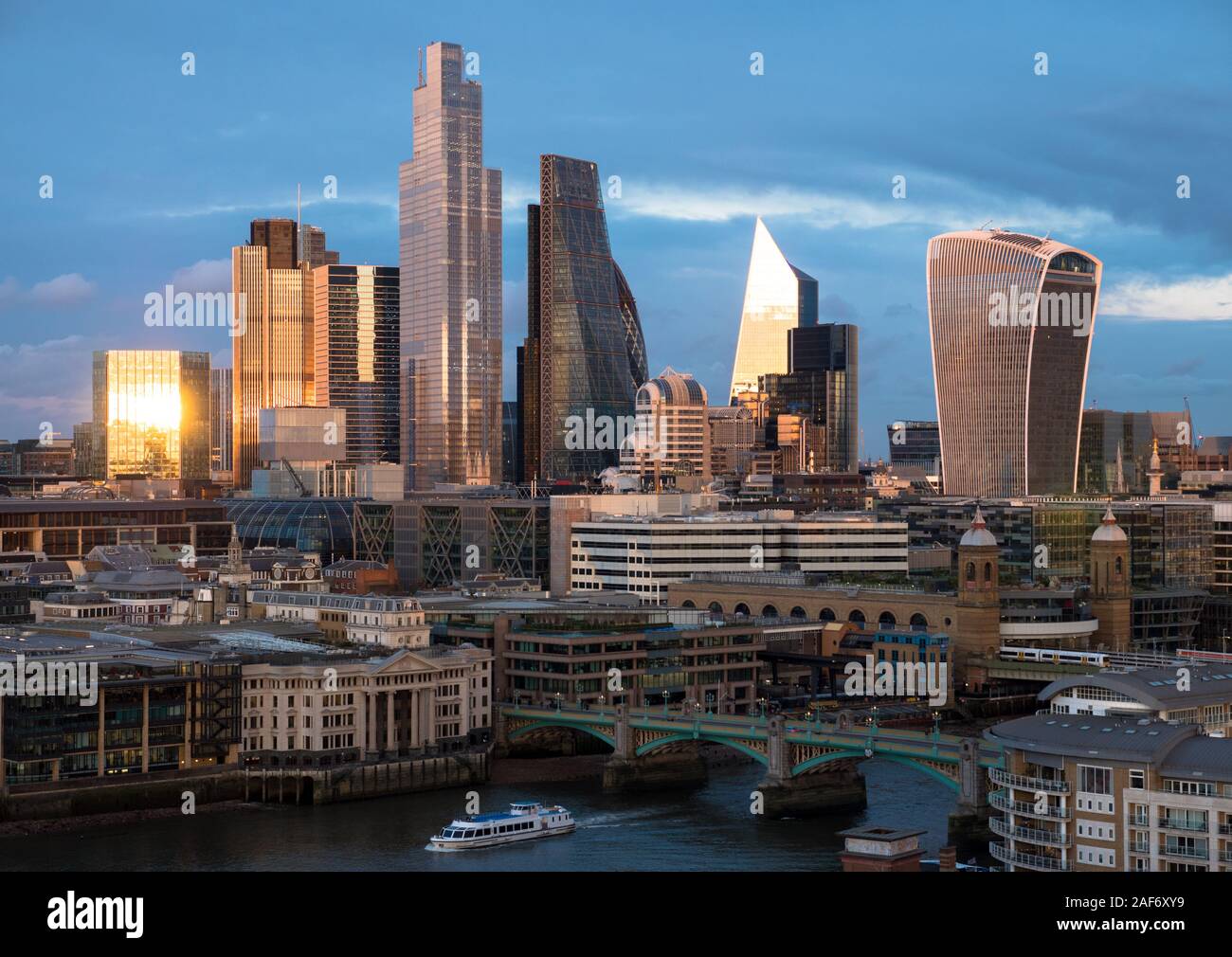 Puesta de sol sobre la ciudad de Londres, Reino Unido, Centro de negocios, nubes de tormenta de invierno, Londres, Inglaterra, Reino Unido, GB. Foto de stock