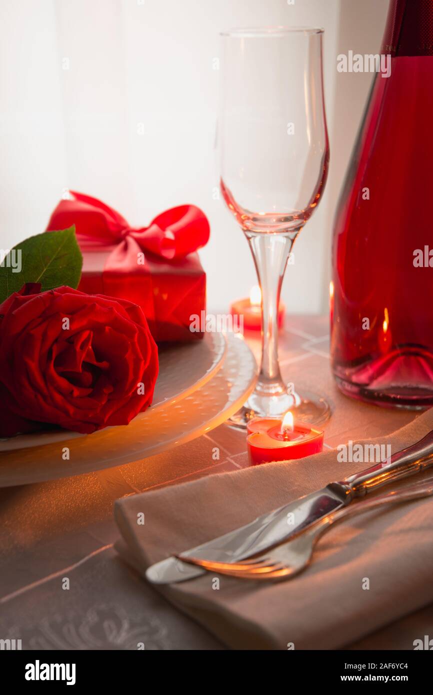 Fiestas o cenas románticas con rosas rojas y champagne. Invitación