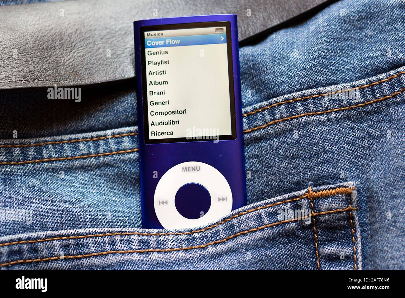Milán, Italia - 4 de junio de 2019. Apple iPod Nano 8Gb blue reproductor de  música en el bolsillo de los pantalones vaqueros de fondo. La pantalla del  dispositivo está mostrando una
