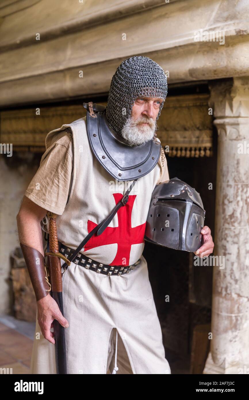 Auténtico caballero medieval en traje cruzado con casco, espada y chainmail  Fotografía de stock - Alamy