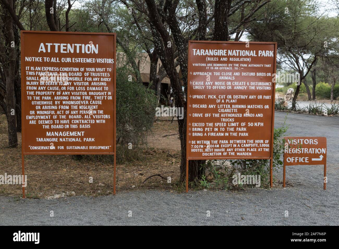 La República Unida de Tanzanía. Reglas y regulaciones en la entrada al Parque Nacional Tarangire. Foto de stock