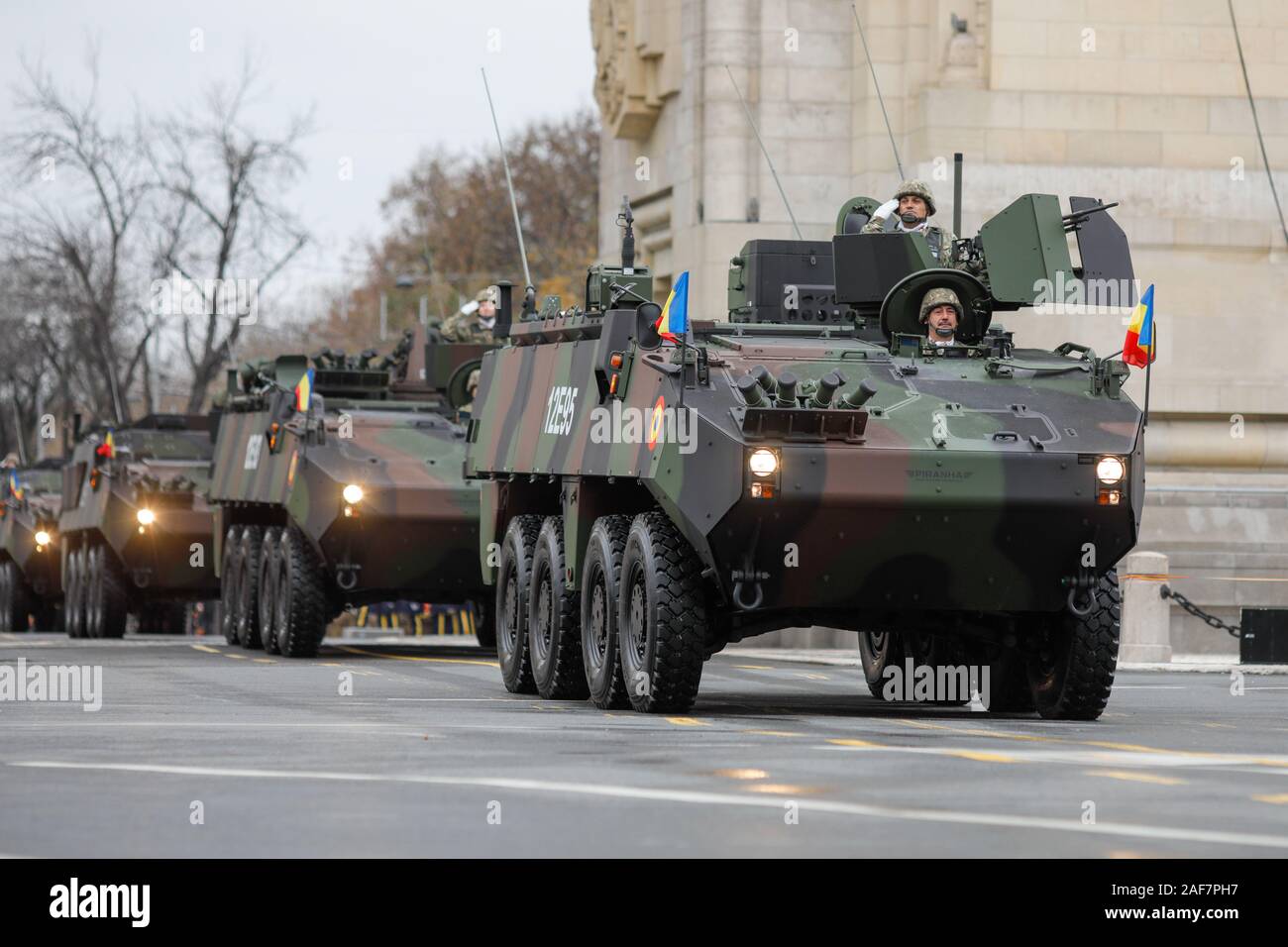 Bucarest, Rumania - Diciembre 1, 2019: Mowag Piraña de vehículos militares blindados en el desfile militar del Día Nacional de Rumania Foto de stock