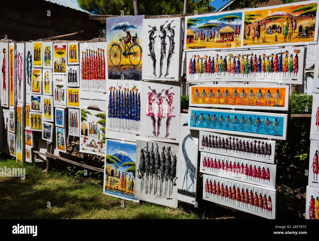 La República Unida de Tanzanía. Mto wa Mbu. Venta de pinturas de artistas locales. Foto de stock
