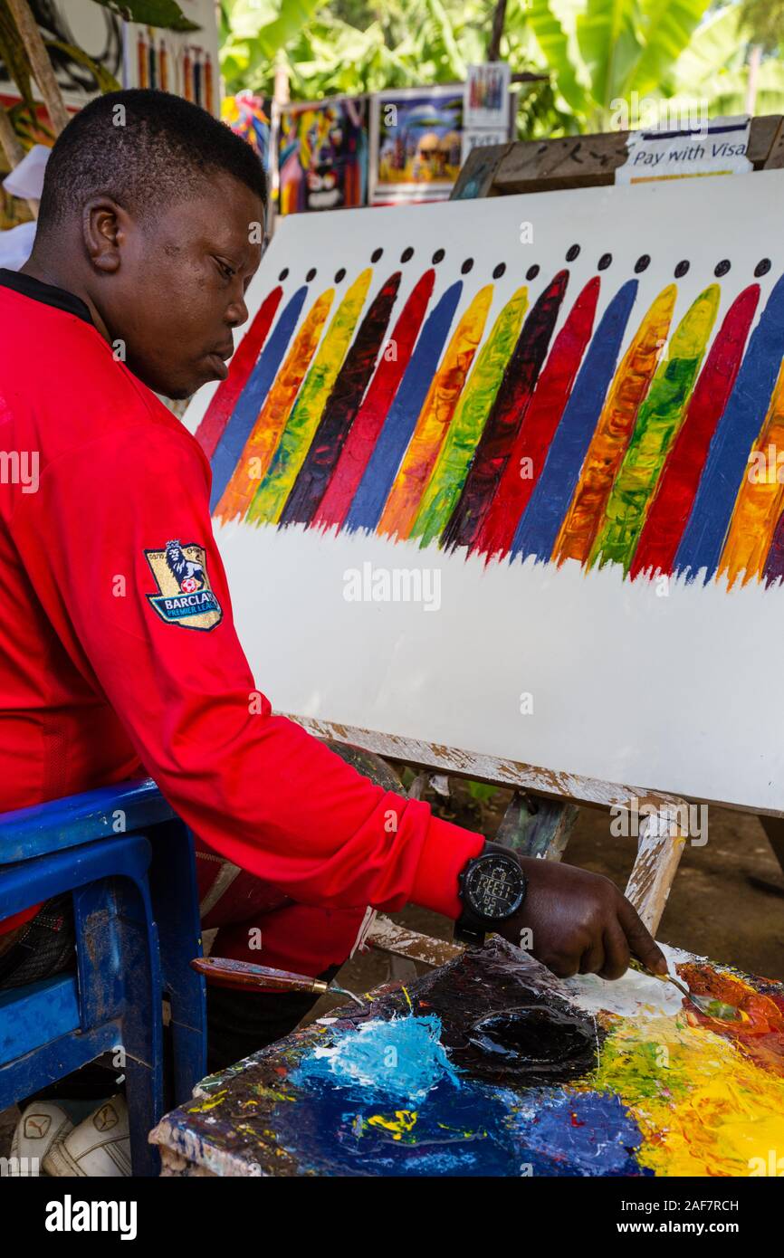 La República Unida de Tanzanía. Mto wa Mbu. Pintando en 'Kisu" (cuchillo) Estilo. Foto de stock