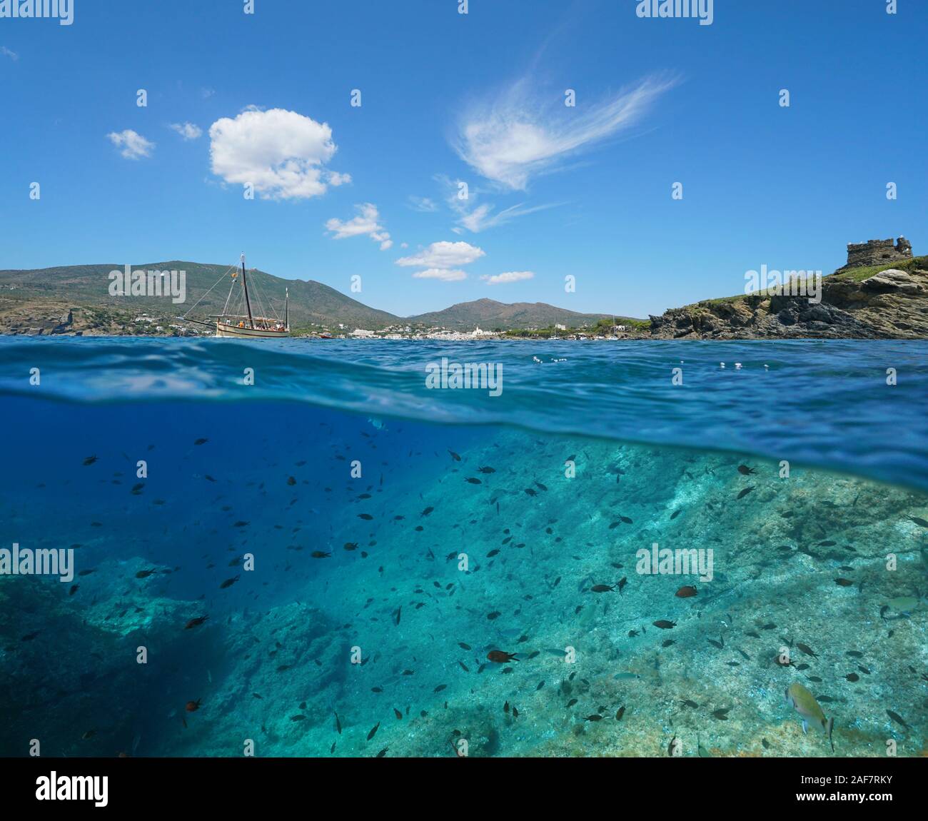 España, Mediterráneo seascape cerca de Cadaqués, costa con muchos peces en el mar, la Costa Brava, vista dividida por encima y por debajo de la superficie del agua, Cataluña Foto de stock